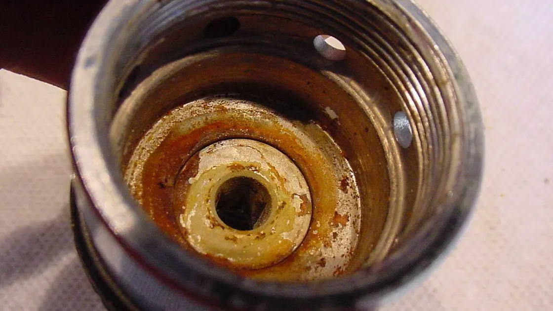 Blick in den Hals einer Druckluftflasche: Rost und Ablagerungen durch Feuchtigkeit